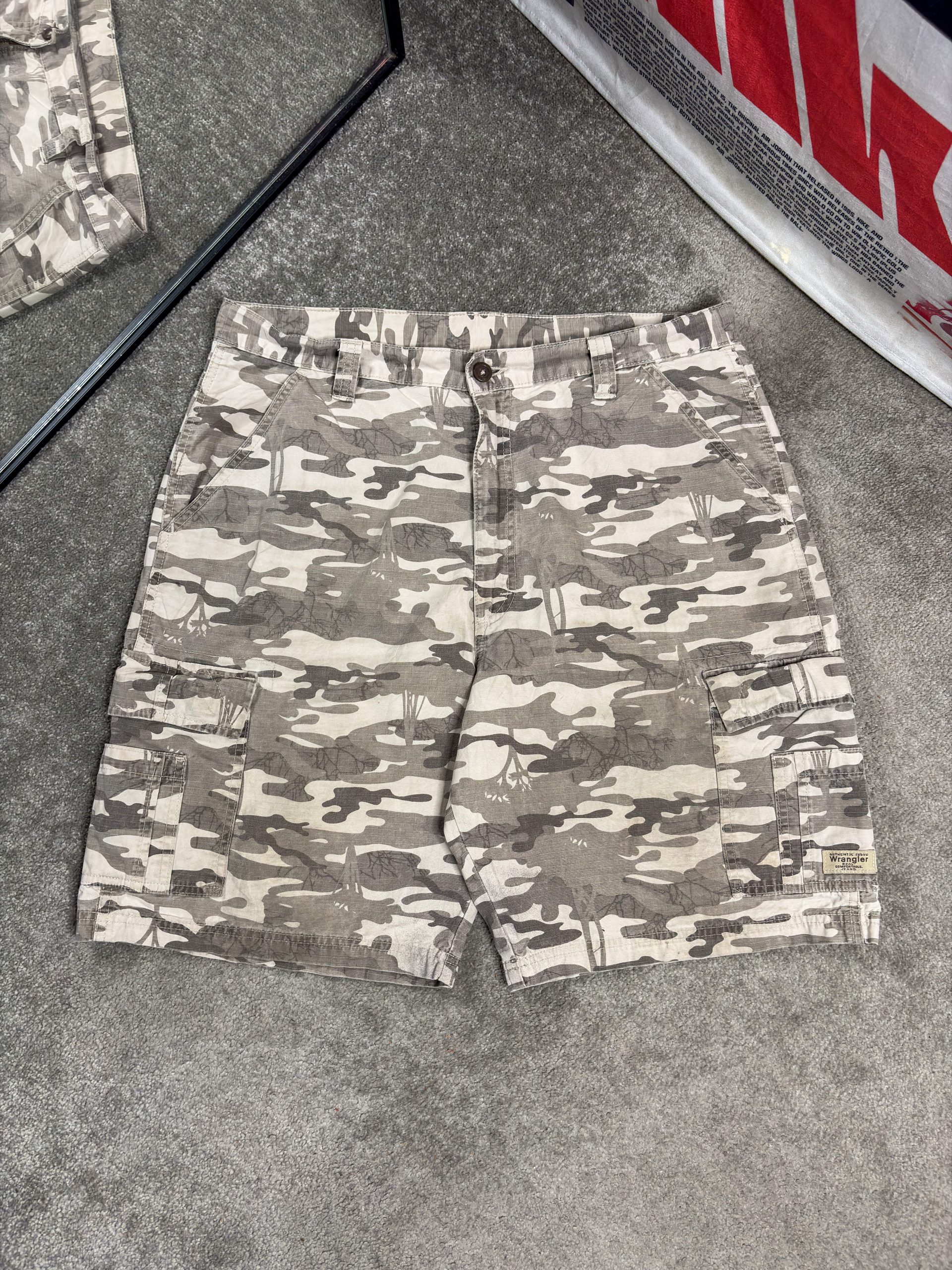 شلوارک چریکی وینتیج جین کاغذی کارگو رانگلر Vintage Wrangler Lightweight Camo Cargo Shorts